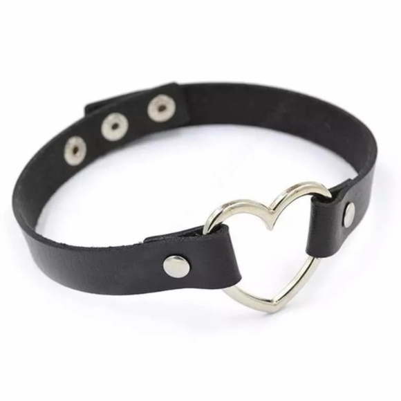 Jewelry - Heart Ring Leather Choker